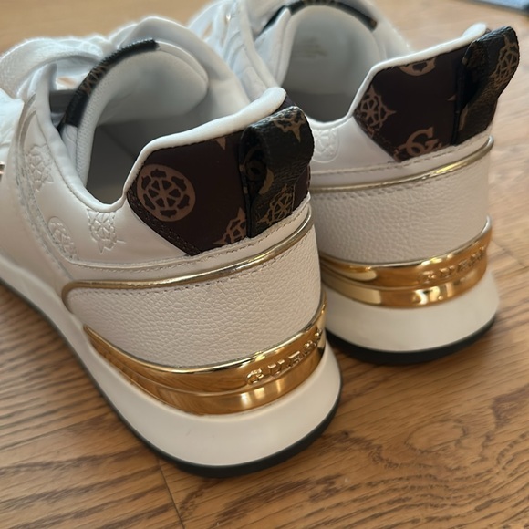 NWOT. Guess Woman’s “Kaddy” White Leather Sneakers with Gold Details. Size 8.5 - Picture 4 of 8